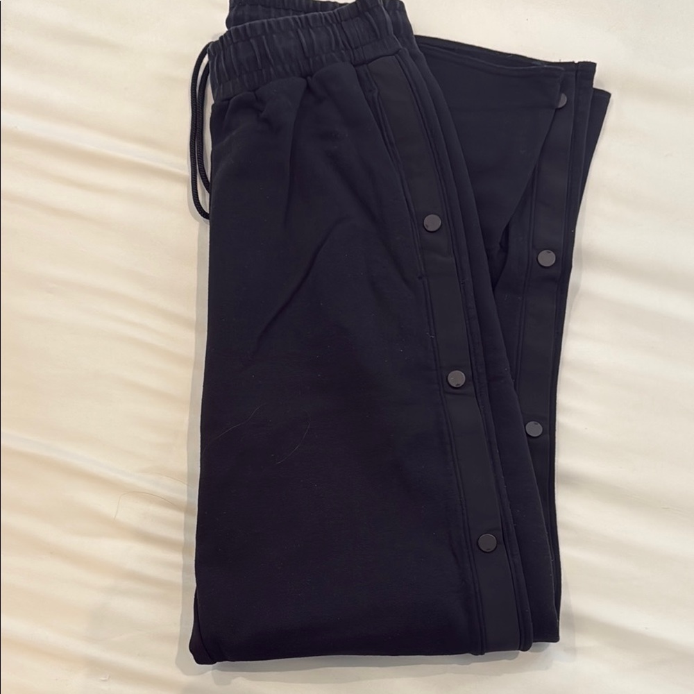 Woman Black alo yoga button trackpants